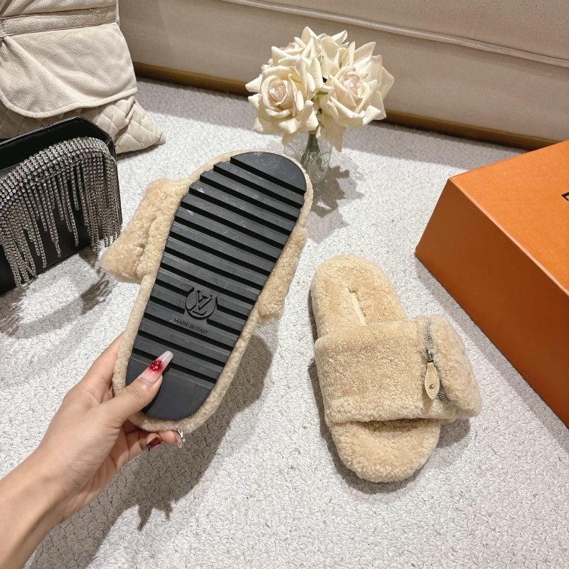 l0vis Vvtt0n slippers